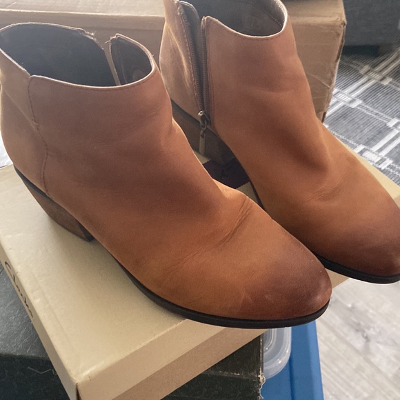 Clarks Shoes - Clarks Tan Ankle boots 7 EUC